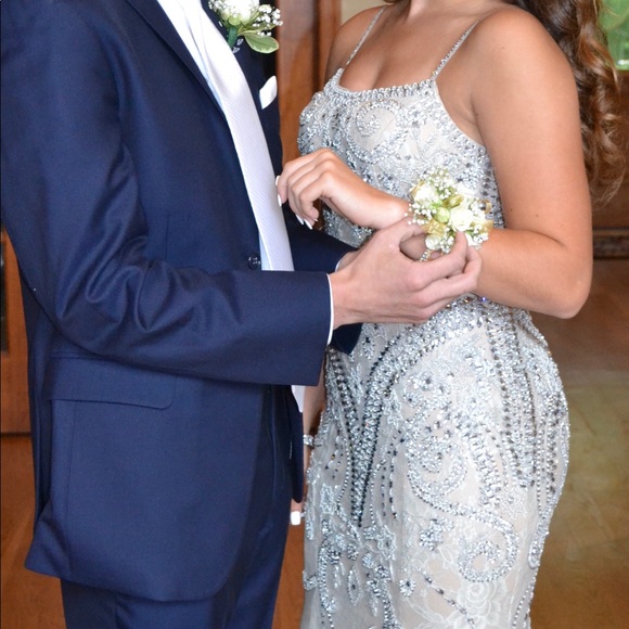 Beautiful Ivory Beaded/Lace Prom Gown Size 2 - Picture 2 of 7